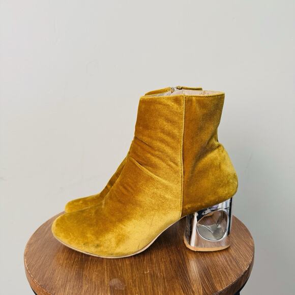 Women’s Brown Suede Leather heeled Bootie Womens Size 8 - Picture 1 of 11